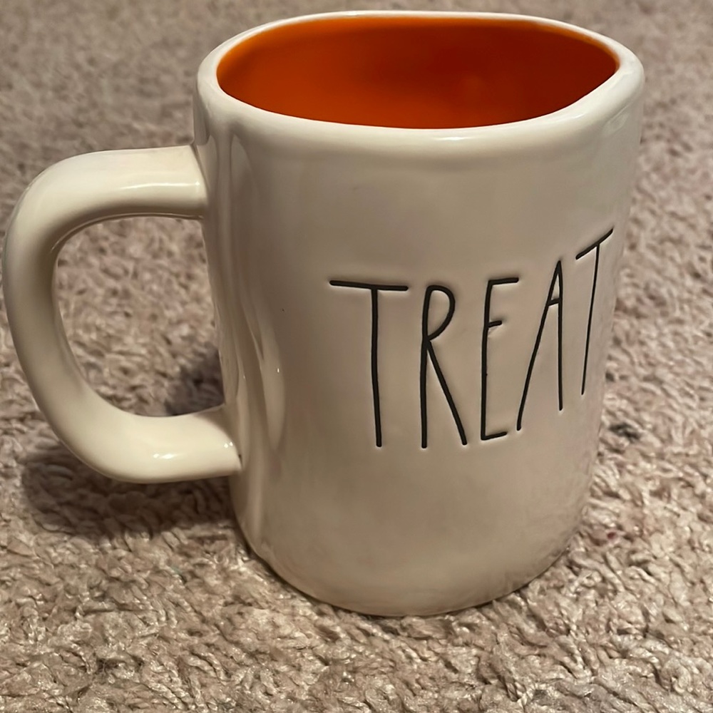 Rae Dunn “ Trick Treat” mug.